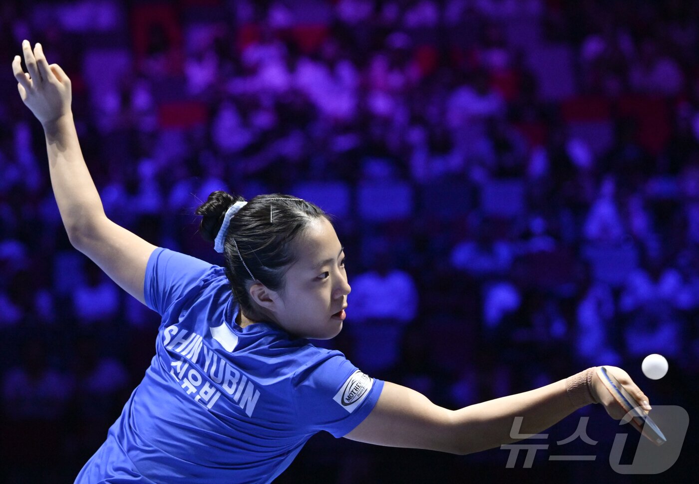 본문 이미지 - 신유빈이 4일 중국 마카오에서 열린 2026 국제탁구연맹(ITTF) 남녀 월드컵 여자 단식 8강전에서 중국의 천싱퉁과 경기하고 있다. ⓒ 신화=뉴스1