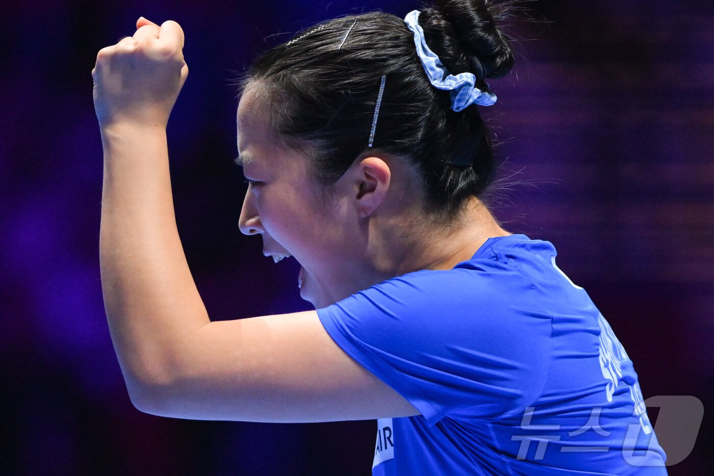 본문 이미지 - 신유빈이 4일 중국 마카오에서 열린 2026 국제탁구연맹(ITTF) 남녀 월드컵 여자 단식 8강전에서 중국의 천싱퉁과 경기하고 있다. ⓒ 신화=뉴스1