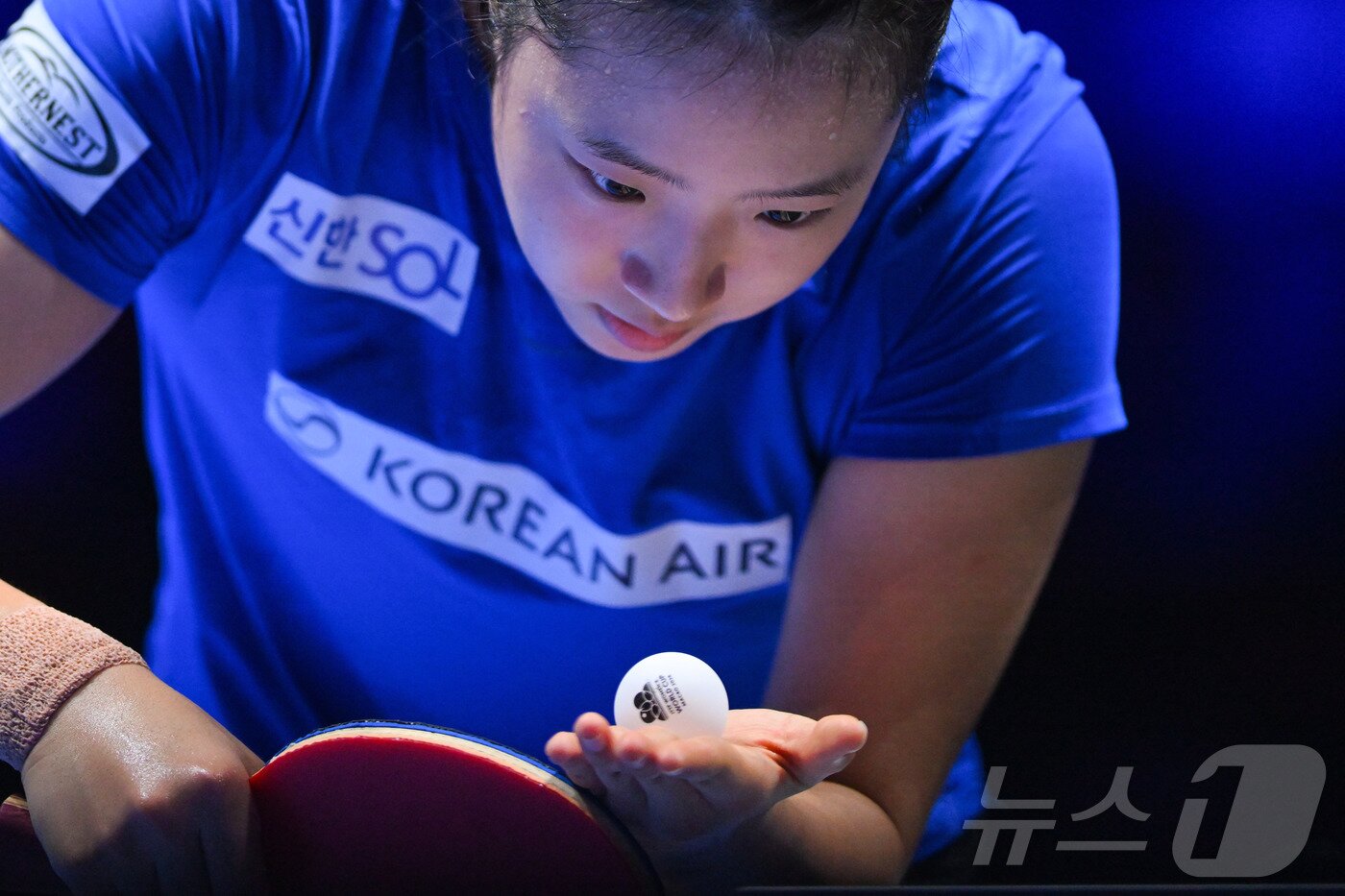 본문 이미지 - 신유빈이 4일 중국 마카오에서 열린 2026 국제탁구연맹(ITTF) 남녀 월드컵 여자 단식 8강전에서 중국의 천싱퉁과 경기하고 있다. ⓒ 신화=뉴스1