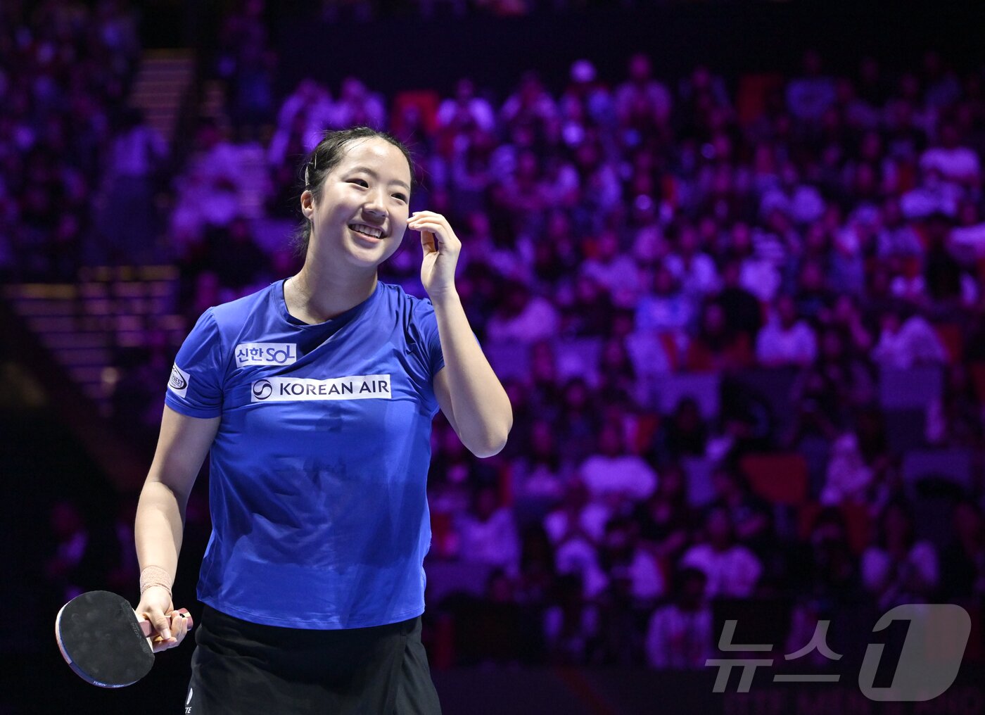본문 이미지 - 신유빈이 4일 중국 마카오에서 열린 2026 국제탁구연맹(ITTF) 남녀 월드컵 여자 단식 8강전에서 중국의 천싱퉁과 경기하고 있다. ⓒ 신화=뉴스1