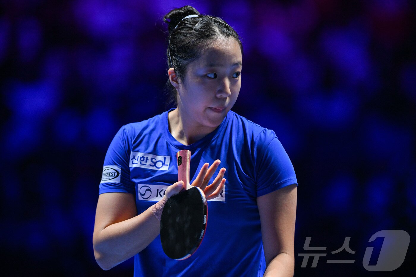 본문 이미지 - 신유빈이 4일 중국 마카오에서 열린 2026 국제탁구연맹(ITTF) 남녀 월드컵 여자 단식 8강전에서 중국의 천싱퉁과 경기하고 있다. ⓒ 신화=뉴스1