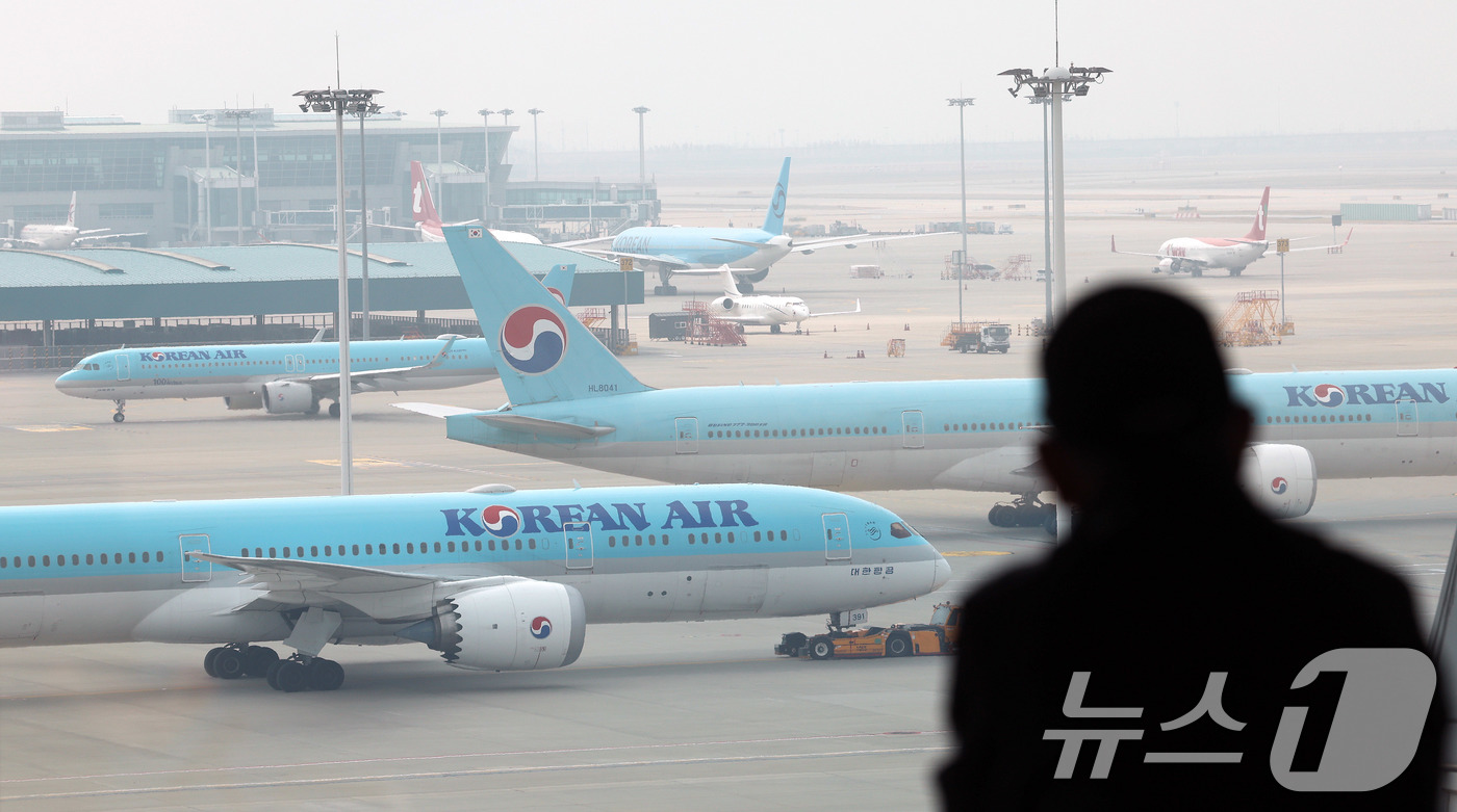 (인천공항=뉴스1) 박지혜 기자 = 유류할증료가 3배 가량 급등한 이후 첫 주말을 맞은 5일 인천국제공항 2터미널 계류장에 항공기가 세워져 있다.유류할증료가 다음 달에는 더 오를 …