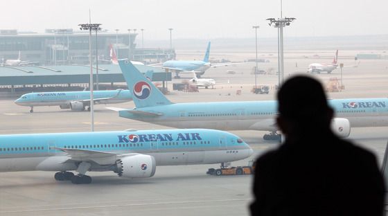 유류할증료 3배 '훌쩍'...항공기 이용객 "여행 부담"