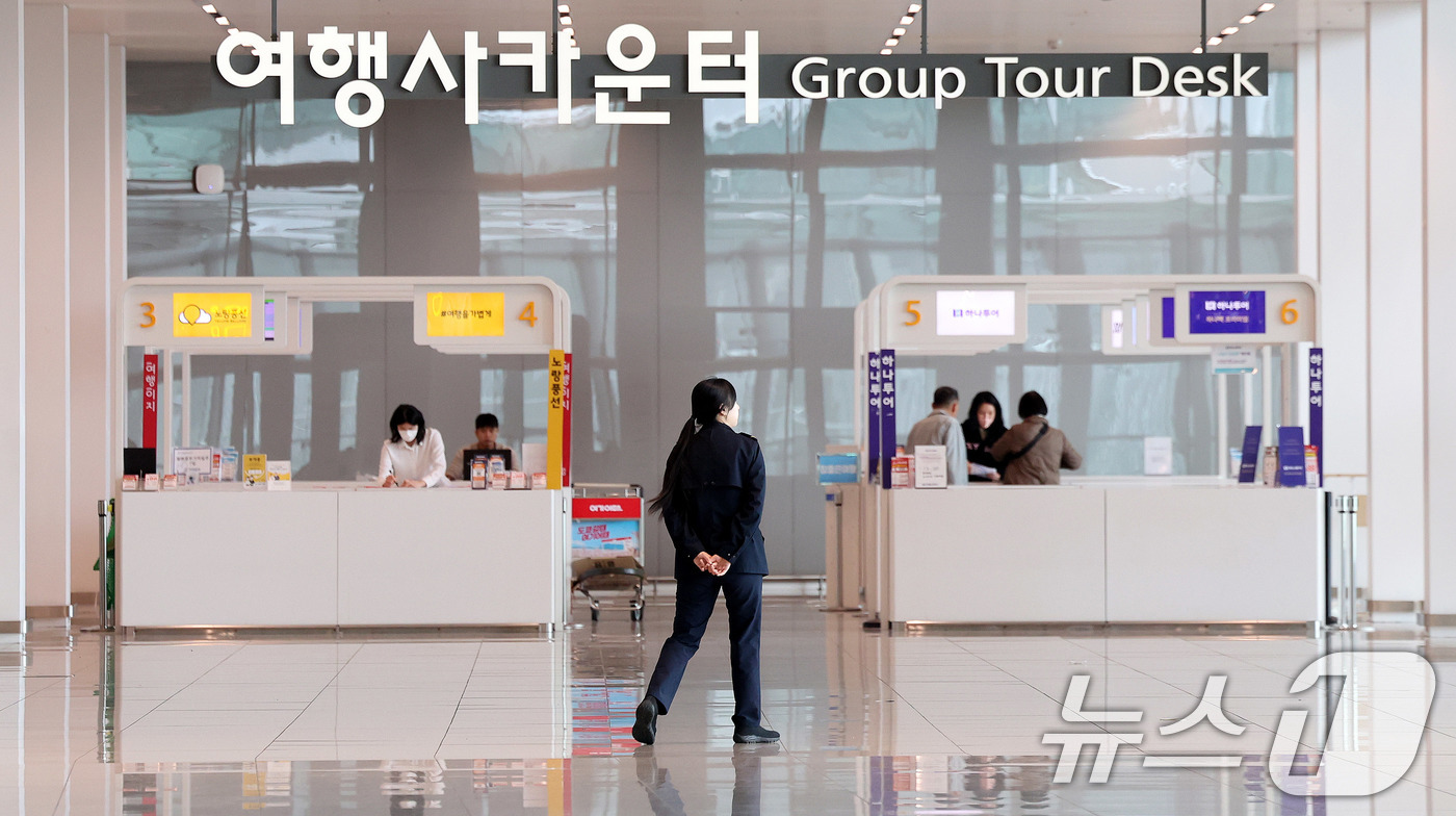 (인천공항=뉴스1) 박지혜 기자 = 유류할증료가 3배 가량 급등한 이후 첫 주말을 맞은 5일 인천국제공항 2터미널 여행사 카운터가 한산한 모습을 보이고 있다.유류할증료가 다음 달에 …