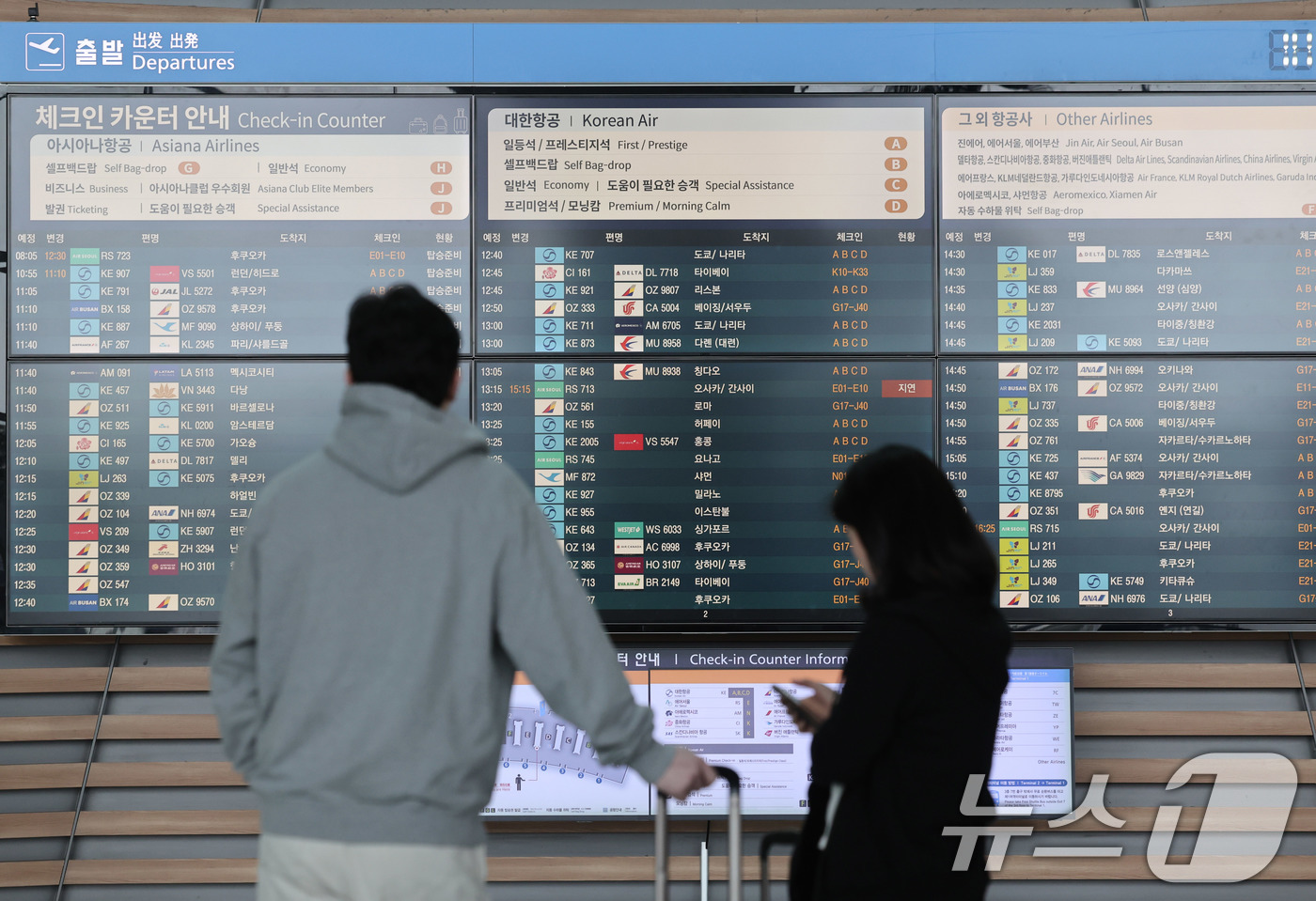 (인천공항=뉴스1) 박지혜 기자 = 유류할증료가 3배 가량 급등한 이후 첫 주말인 5일 인천국제공항 2터미널에서 여행객이 이동하고 있다.유류할증료가 다음 달에는 더 오를 거라는 예 …