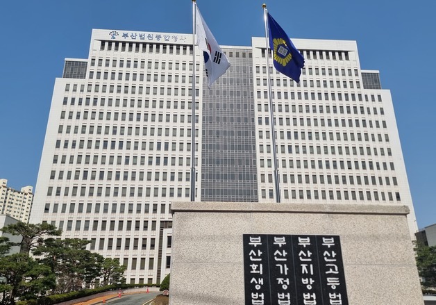 합판 파내 24억 상당 담배 숨겨…형제 밀수업자 1심서 실형