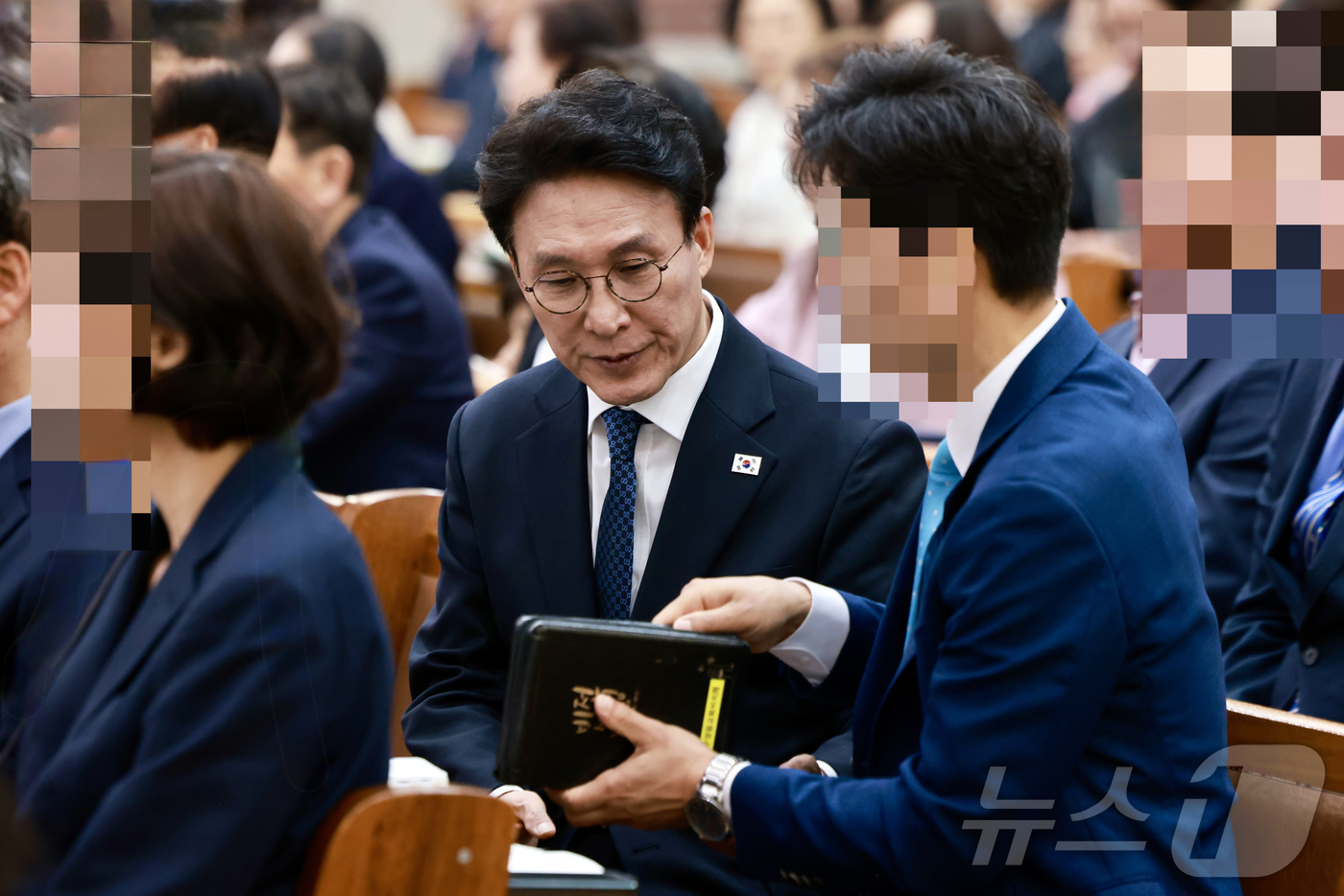 (서울=뉴스1) = 김민석 국무총리가 5일 광주 양림교회에서 열린 부활절 예배에 참석해 성경을 건네받고 있다. (총리실 제공. 재판매 및 DB 금지) 2026.4.5/뉴스1