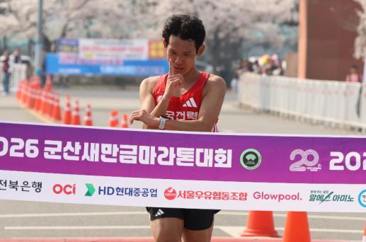 본문 이미지 - 군산새만금마라톤 국내 1위를 차지한 심종섭(한국전력공사). (대한육상연맹 제공)