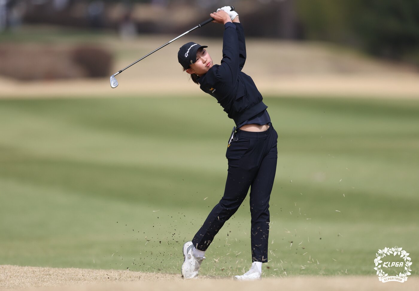 본문 이미지 - 김서아가 5일 경기 여주 더시에나 벨루토CC에서 열린 더시에나오픈2026 파이널라운드 1번홀에서 아이언샷을 하고 있다. (KLPGA 제공. 재판매 및 DB 금지) 2026.4.5 ⓒ 뉴스1