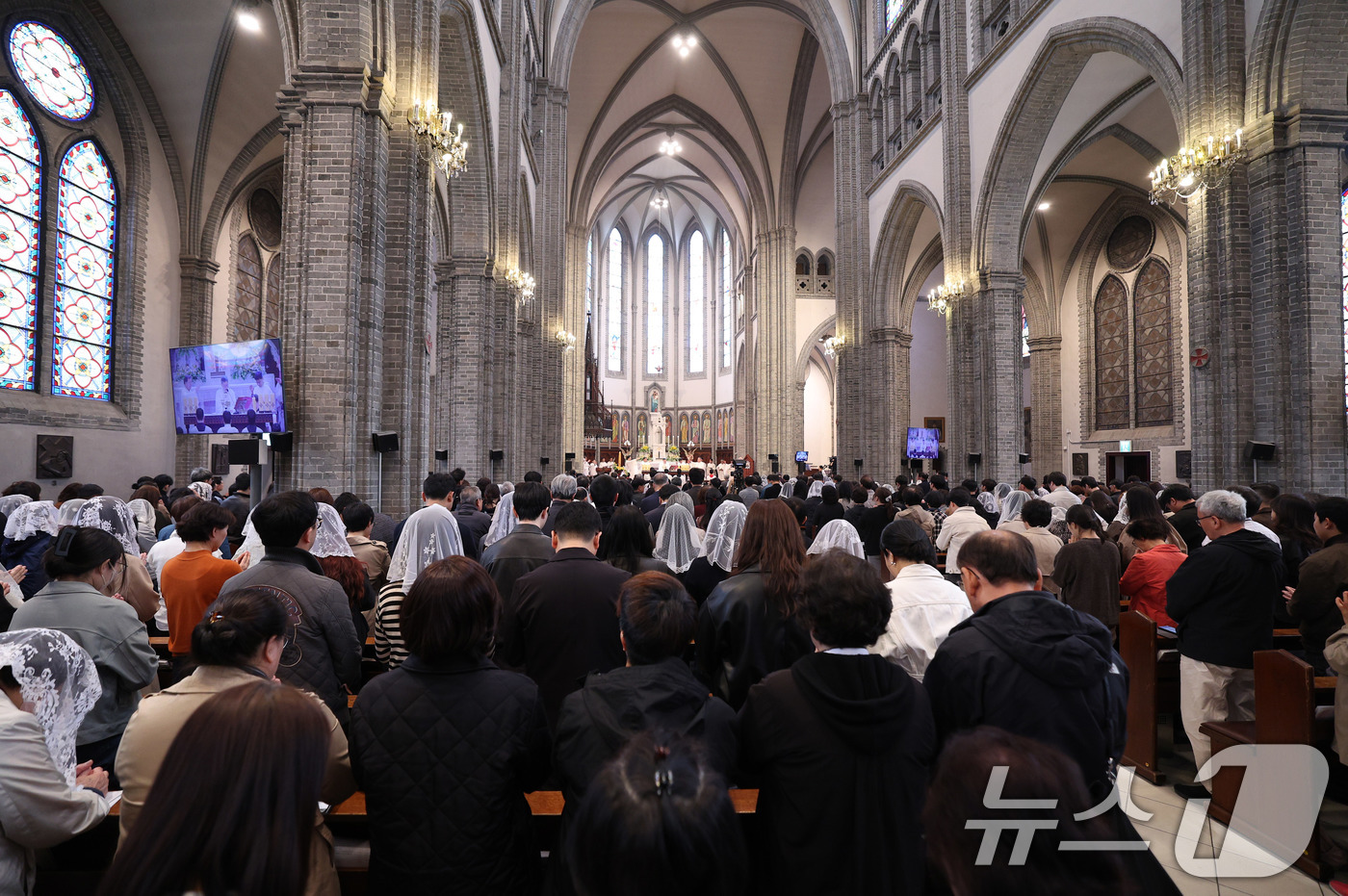 (서울=뉴스1) 사진공동취재단 = 5일 주교좌 명동대성당에서 열린 '주님 부활절 대축일 미사'에 참석한 신자들이 미사를 드리고 있다. 2026.4.5/뉴스1