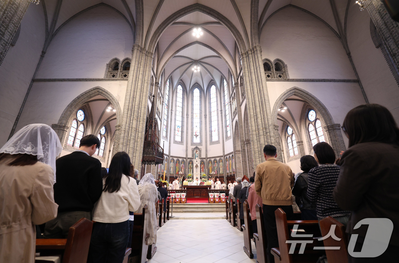 (서울=뉴스1) 사진공동취재단 = 5일 주교좌 명동대성당에서 열린 '주님 부활절 대축일 미사'에 참석한 신자들이 미사를 드리고 있다. 2026.4.5/뉴스1