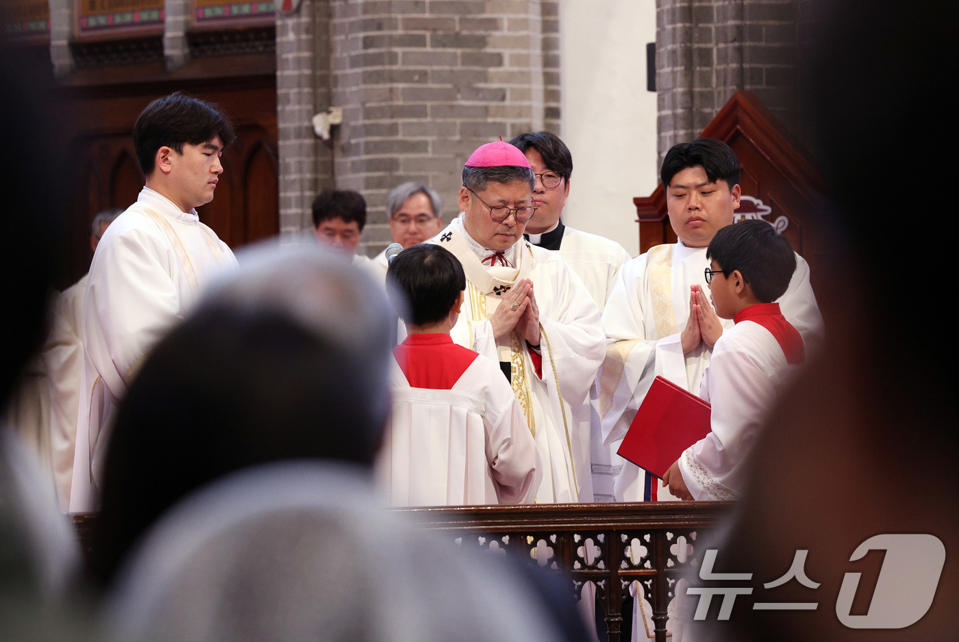 (서울=뉴스1) 사진공동취재단 = 천주교 서울대교구장 정순택 대주교가 5일 주교좌 명동대성당에서 '주님 부활절 대축일 미사'를 집전하고 있다. 2026.4.5/뉴스1