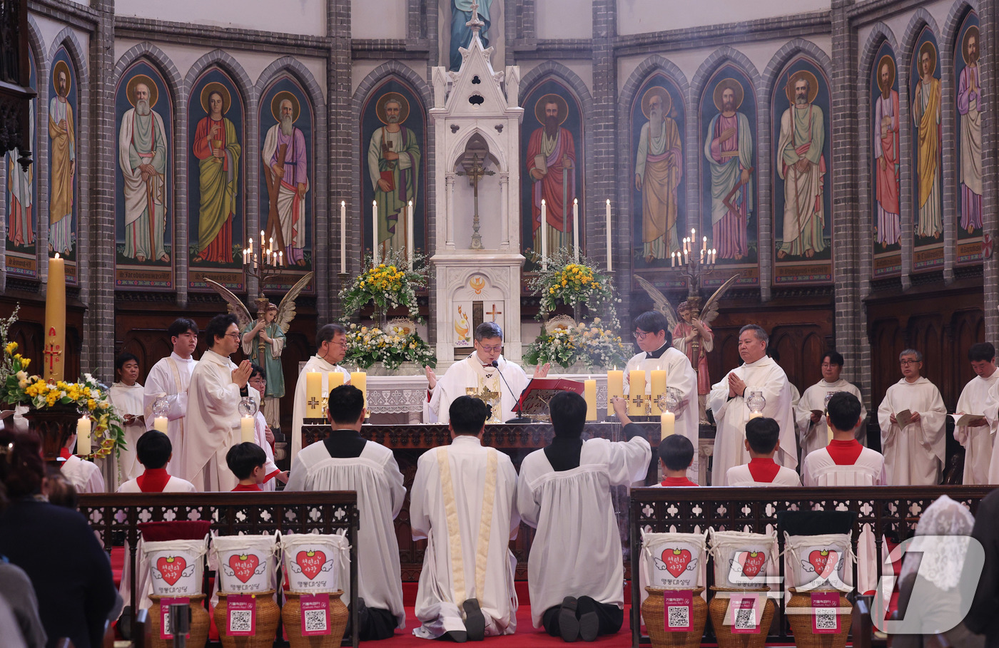 (서울=뉴스1) 사진공동취재단 = 천주교 서울대교구장 정순택 대주교가 5일 주교좌 명동대성당에서 '주님 부활절 대축일 미사'를 집전하고 있다. 2026.4.5/뉴스1