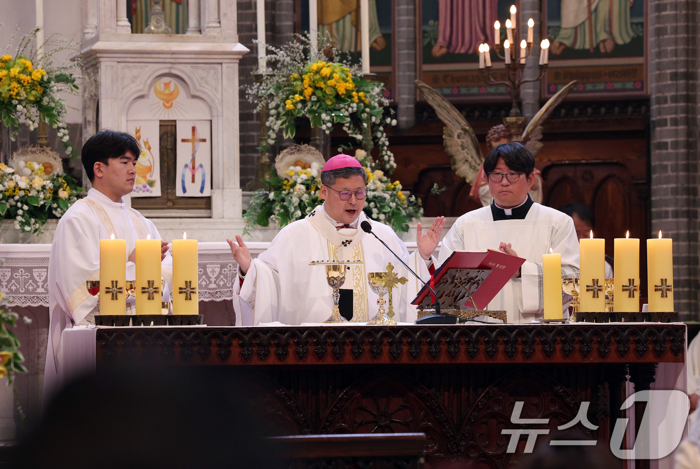 (서울=뉴스1) 사진공동취재단 = 천주교 서울대교구장 정순택 대주교가 5일 주교좌 명동대성당에서 '주님 부활절 대축일 미사'를 집전하고 있다. 2026.4.5/뉴스1