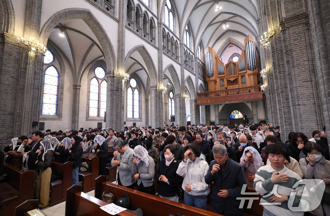 (서울=뉴스1) 사진공동취재단 = 5일 서울 중구 명동대성당에서 열린 '주님 부활절 대축일 미사'에 참석한 신자들이 미사를 드리고 있다.   2026.4.5/뉴스1