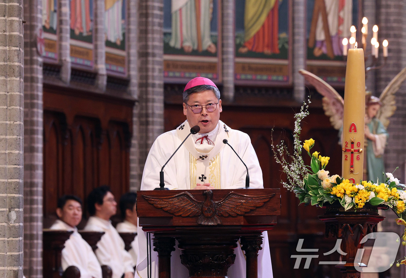 (서울=뉴스1) 사진공동취재단 = 천주교 서울대교구장 정순택 대주교가 5일 주교좌 명동대성당에서 '주님 부활절 대축일 미사'를 집전하고 있다. 2026.4.5/뉴스1