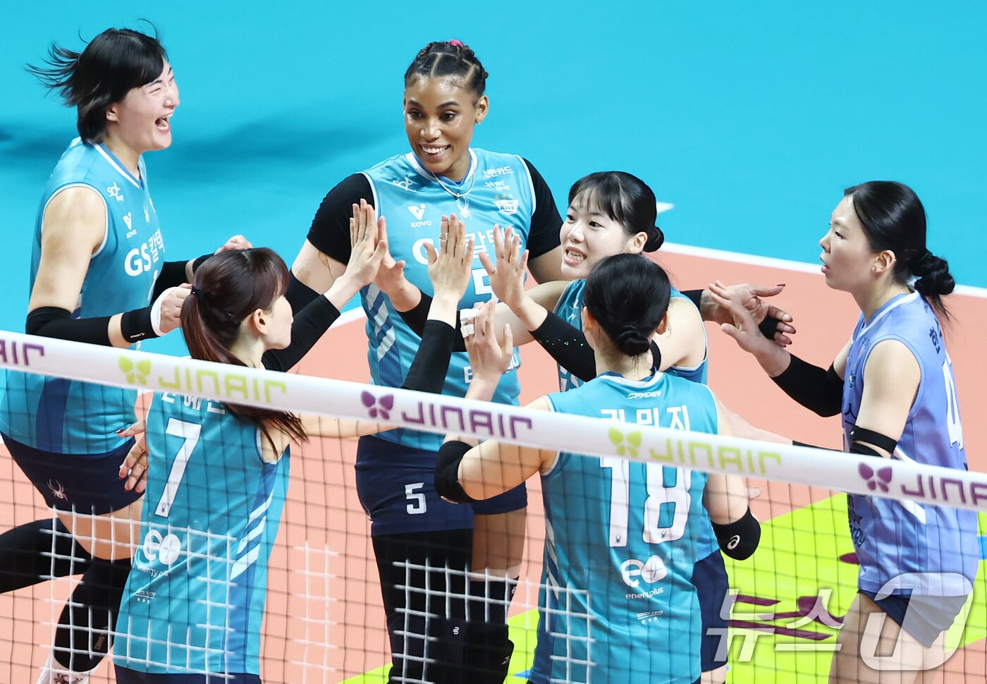 본문 이미지 - 5일 오후 서울 중구 장충체육관에서 열린 2025-2026 진에어 V리그 여자부 챔피언결정전 3차전 GS칼텍스와 한국도로공사의 경기, GS칼텍스 지젤 실바를 비롯한 선수들이 득점 후 기뻐하고 있다. 2026.4.5 ⓒ 뉴스1 김민지 기자