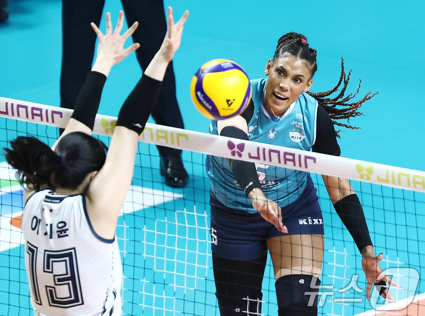 본문 이미지 - 5일 오후 서울 중구 장충체육관에서 열린 2025-2026 진에어 V리그 여자부 챔피언결정전 3차전 GS칼텍스와 한국도로공사의 경기, GS칼텍스 지젤 실바가 스파이크 공격을 하고 있다. 2026.4.5 ⓒ 뉴스1 김민지 기자