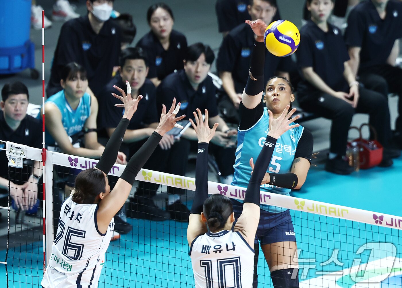 본문 이미지 - 5일 오후 서울 중구 장충체육관에서 열린 2025-2026 진에어 V리그 여자부 챔피언결정전 3차전 GS칼텍스와 한국도로공사의 경기, GS칼텍스 지젤 실바가 공격하고 있다. 2026.4.5 ⓒ 뉴스1 김민지 기자