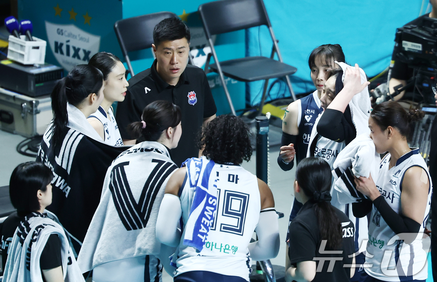 (서울=뉴스1) 김민지 기자 = 5일 오후 서울 중구 장충체육관에서 열린 2025-2026 진에어 V리그 여자부 챔피언결정전 3차전 GS칼텍스와 한국도로공사의 경기, 한국도로공사 …