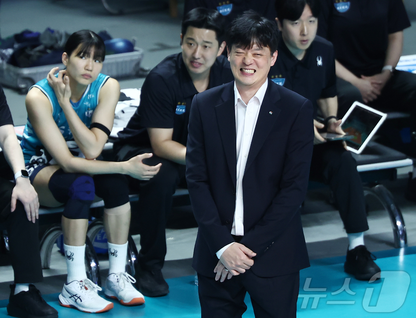 (서울=뉴스1) 김민지 기자 = 5일 오후 서울 중구 장충체육관에서 열린 2025-2026 진에어 V리그 여자부 챔피언결정전 3차전 GS칼텍스와 한국도로공사의 경기, GS칼텍스 이 …