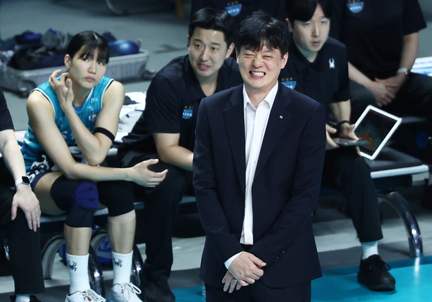 연이은 득점에 미소 보이는 이영택 감독