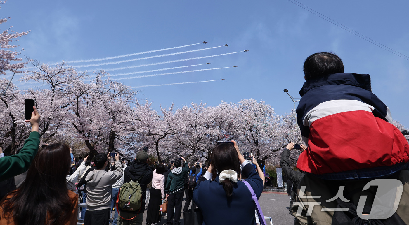 (서울=뉴스1) 박지혜 기자 = 5일 오후 서울 여의도 봄꽃축제 메인 행사장 상공에서 공군 특수 비행팀 ‘블랙이글스’가 축하 비행을 펼치고 있다. 2026.4.5/뉴스1