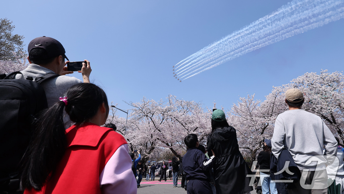 (서울=뉴스1) 박지혜 기자 = 5일 오후 서울 여의도 봄꽃축제 메인 행사장 상공에서 공군 특수 비행팀 ‘블랙이글스’가 축하 비행을 펼치고 있다. 2026.4.5/뉴스1