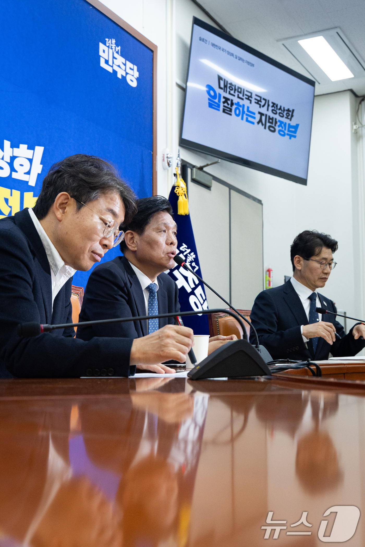 (서울=뉴스1) 유승관 기자 = 조승래 더불어민주당 사무총장이 5일 서울 여의도 국회에서 더불어민주당 6·3 지방선거 슬로건 및 홍보캠페인을 발표하고 있다. 2026.4.5/뉴스1 …