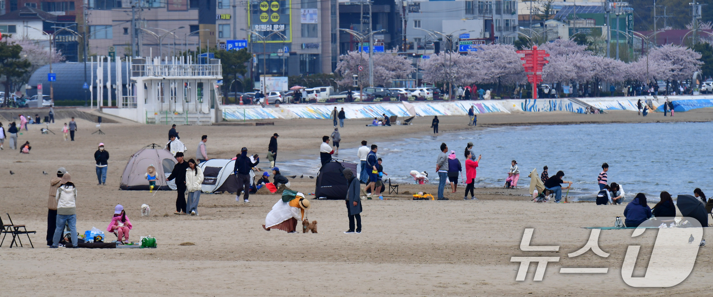 (포항=뉴스1) 최창호 기자 = 5일 경북 포항시 북구 영일대해수욕장 백사장에서 시민들과 관광객들이 휴일을 보내고 있다.  2026.4.5/뉴스1