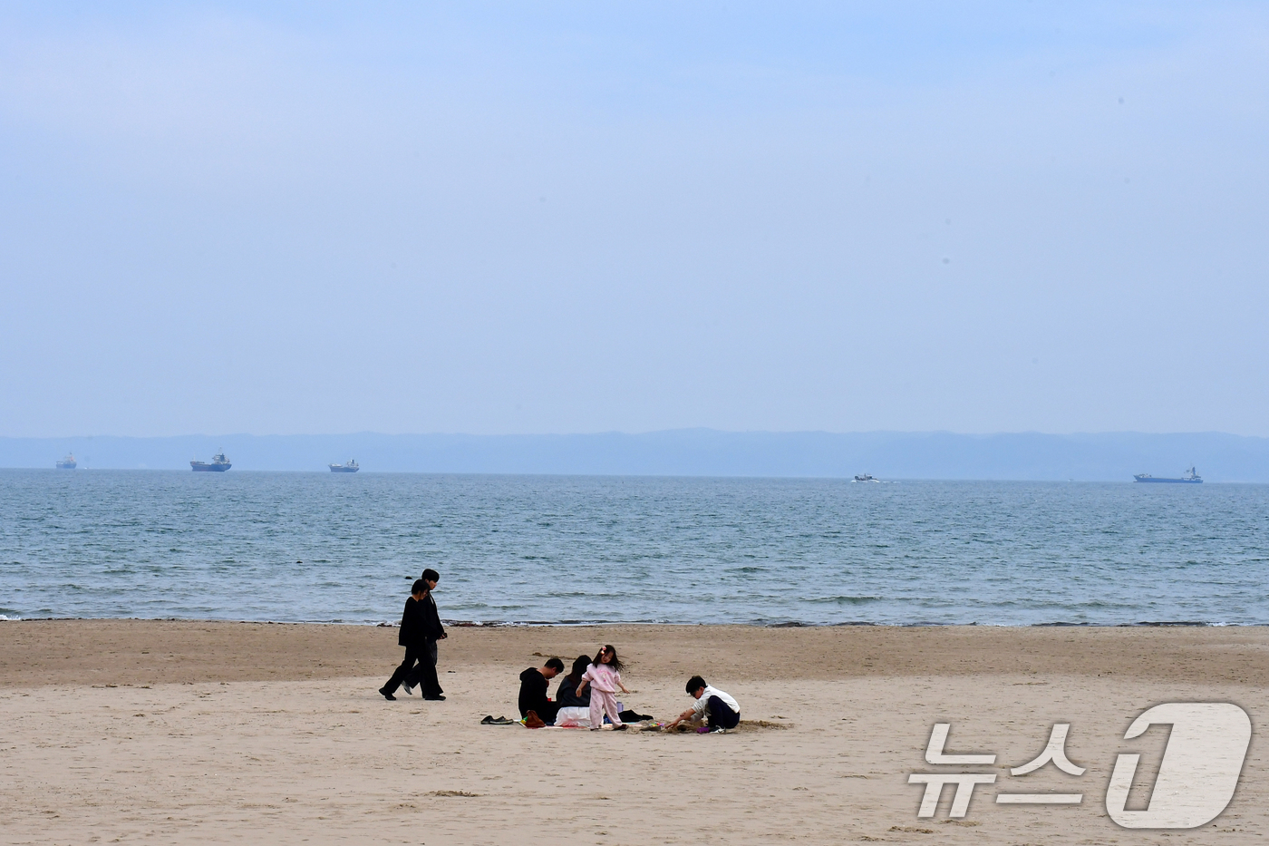 (포항=뉴스1) 최창호 기자 = 5일 경북 포항시 북구 영일대해수욕장 백사장에서 어린이들이 모래놀이를 하고 있다.  2026.4.5/뉴스1