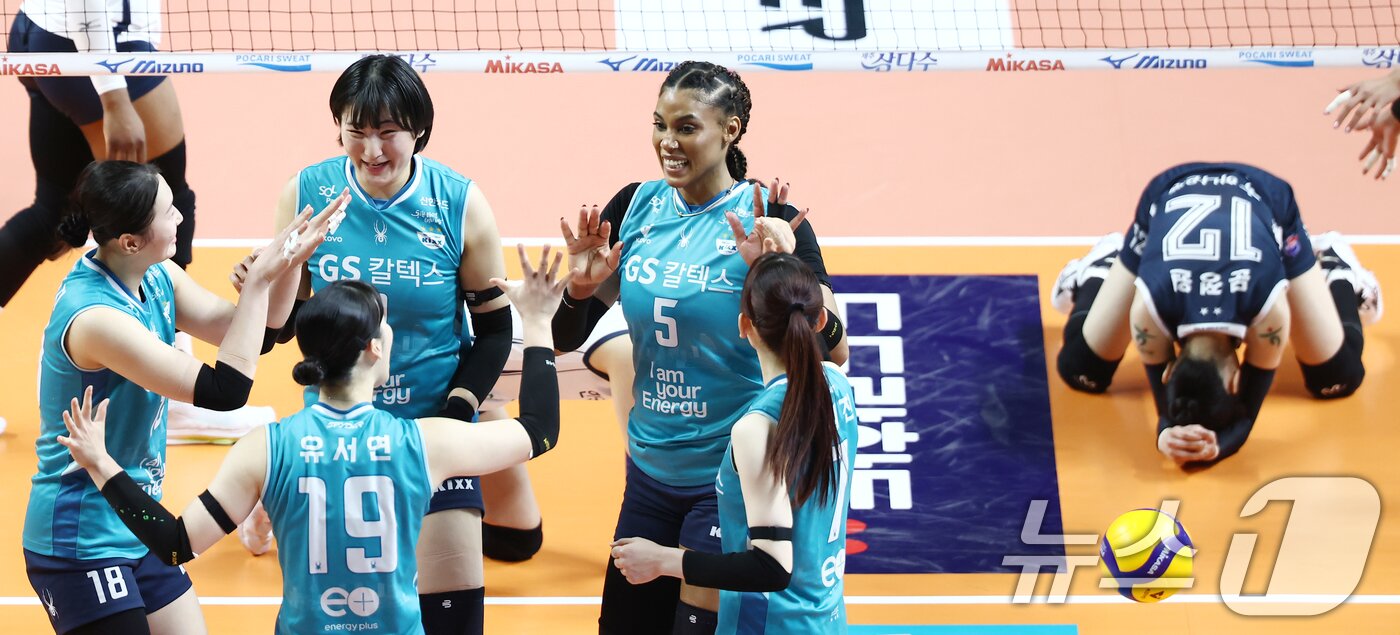 본문 이미지 - 5일 오후 서울 중구 장충체육관에서 열린 2025-2026 진에어 V리그 여자부 챔피언결정전 3차전 GS칼텍스와 한국도로공사의 경기, GS칼텍스 지젤 실바가 권민지 등 동료들과 득점 후 기뻐하고 있다. 2026.4.5 ⓒ 뉴스1 김민지 기자