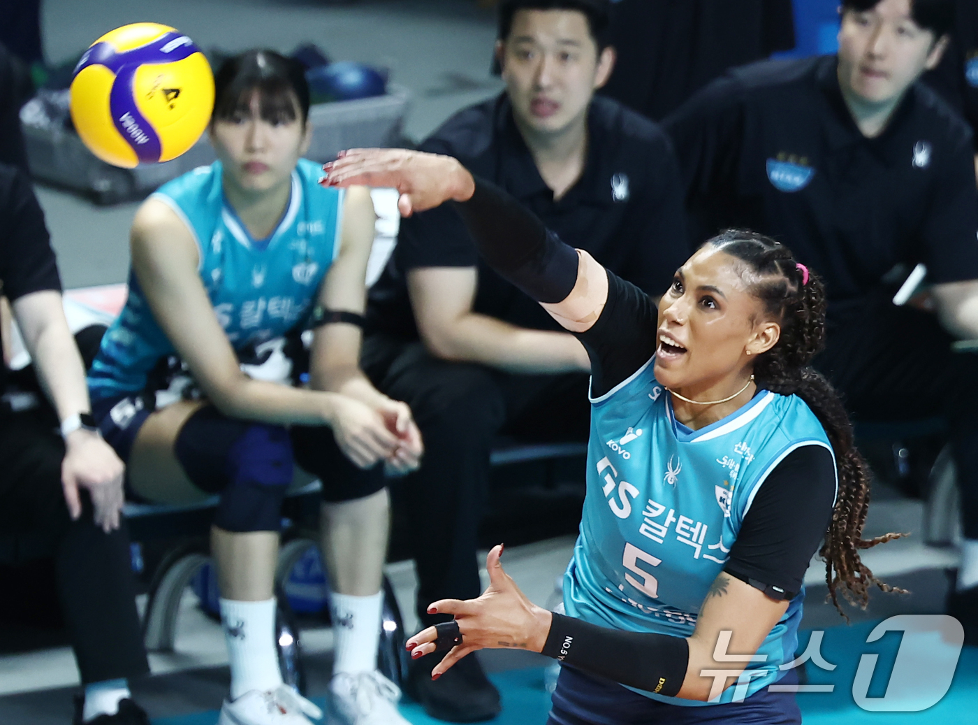 (서울=뉴스1) 김민지 기자 = 5일 오후 서울 중구 장충체육관에서 열린 2025-2026 진에어 V리그 여자부 챔피언결정전 3차전 GS칼텍스와 한국도로공사의 경기, GS칼텍스 지 …