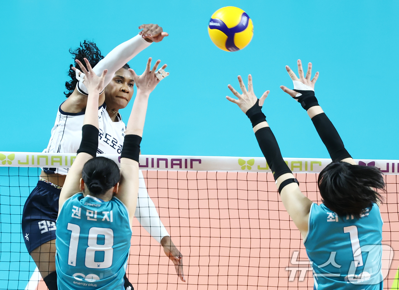 (서울=뉴스1) 김민지 기자 = 5일 오후 서울 중구 장충체육관에서 열린 2025-2026 진에어 V리그 여자부 챔피언결정전 3차전 GS칼텍스와 한국도로공사의 경기, 도로공사 모마 …