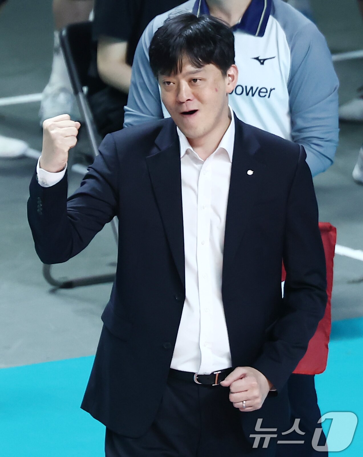 본문 이미지 - 5일 오후 서울 중구 장충체육관에서 열린 2025-2026 진에어 V리그 여자부 챔피언결정전 3차전 GS칼텍스와 한국도로공사의 경기, GS칼텍스 이영택 감독이 선수들이 득점하자 기뻐하고 있다. 2026.4.5 ⓒ 뉴스1 김민지 기자