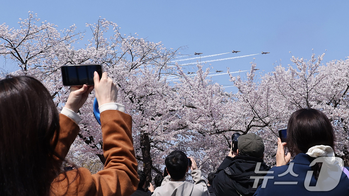(서울=뉴스1) 박지혜 기자 = 5일 오후 서울 여의도 봄꽃축제 메인 행사장 상공에서 공군 특수 비행팀 ‘블랙이글스’가 축하 비행을 펼치고 있다. 2026.4.5/뉴스1
