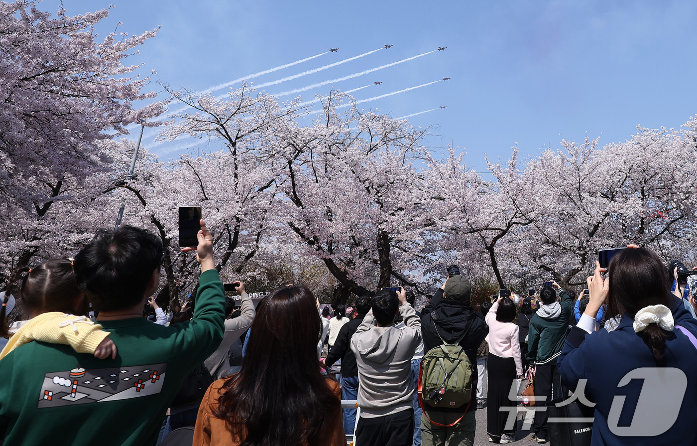(서울=뉴스1) 박지혜 기자 = 5일 오후 서울 여의도 봄꽃축제 메인 행사장 상공에서 공군 특수 비행팀 ‘블랙이글스’가 축하 비행을 펼치고 있다. 2026.4.5/뉴스1