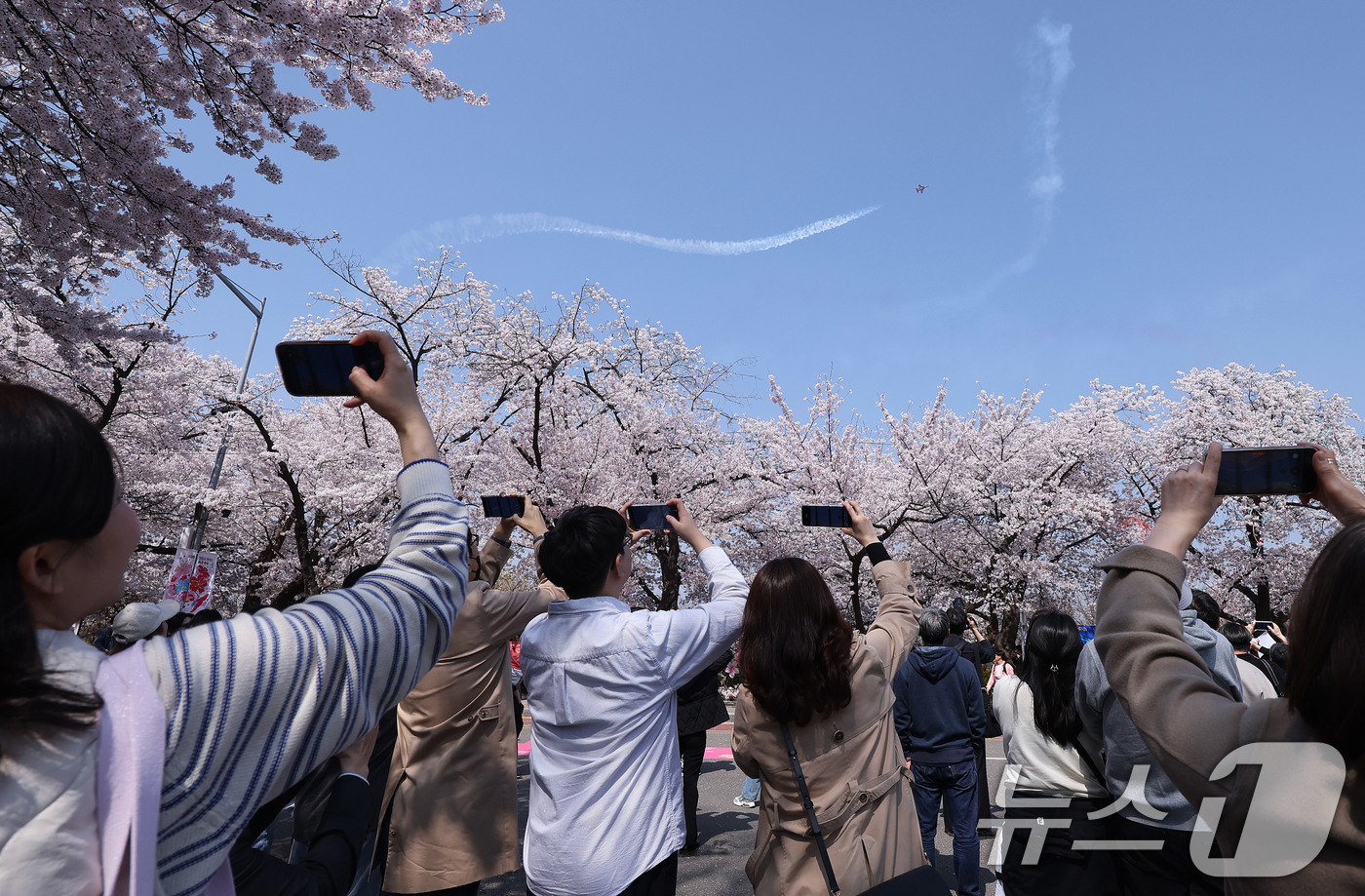 (서울=뉴스1) 박지혜 기자 = 5일 오후 서울 여의도 봄꽃축제 메인 행사장 상공에서 공군 특수 비행팀 ‘블랙이글스’가 축하 비행을 펼치고 있다. 2026.4.5/뉴스1