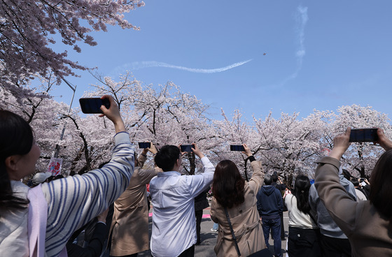 봄꽃축제에 등장한 블랙이글스
