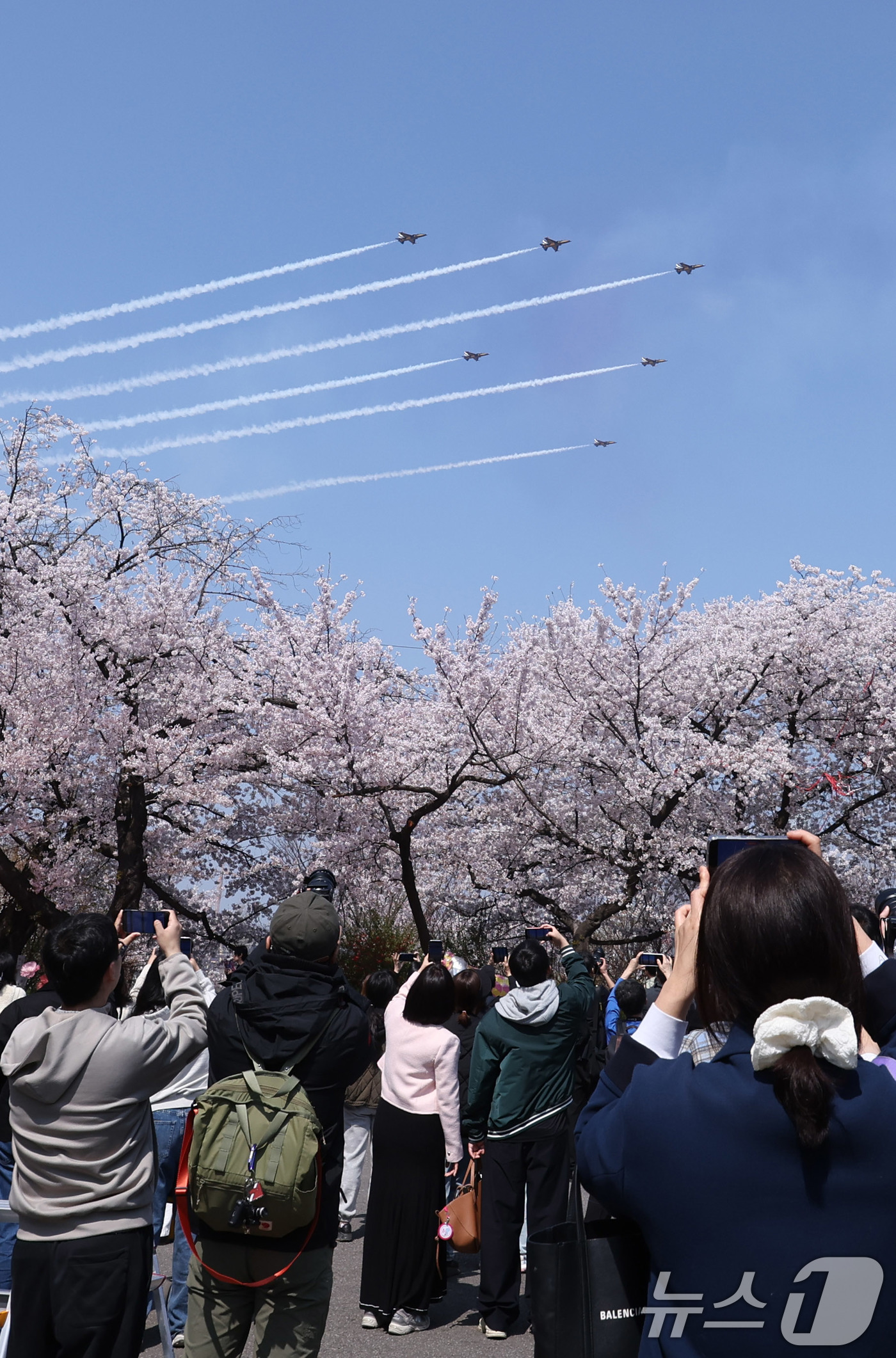 (서울=뉴스1) 박지혜 기자 = 5일 오후 서울 여의도 봄꽃축제 메인 행사장 상공에서 공군 특수 비행팀 ‘블랙이글스’가 축하 비행을 펼치고 있다. 2026.4.5/뉴스1