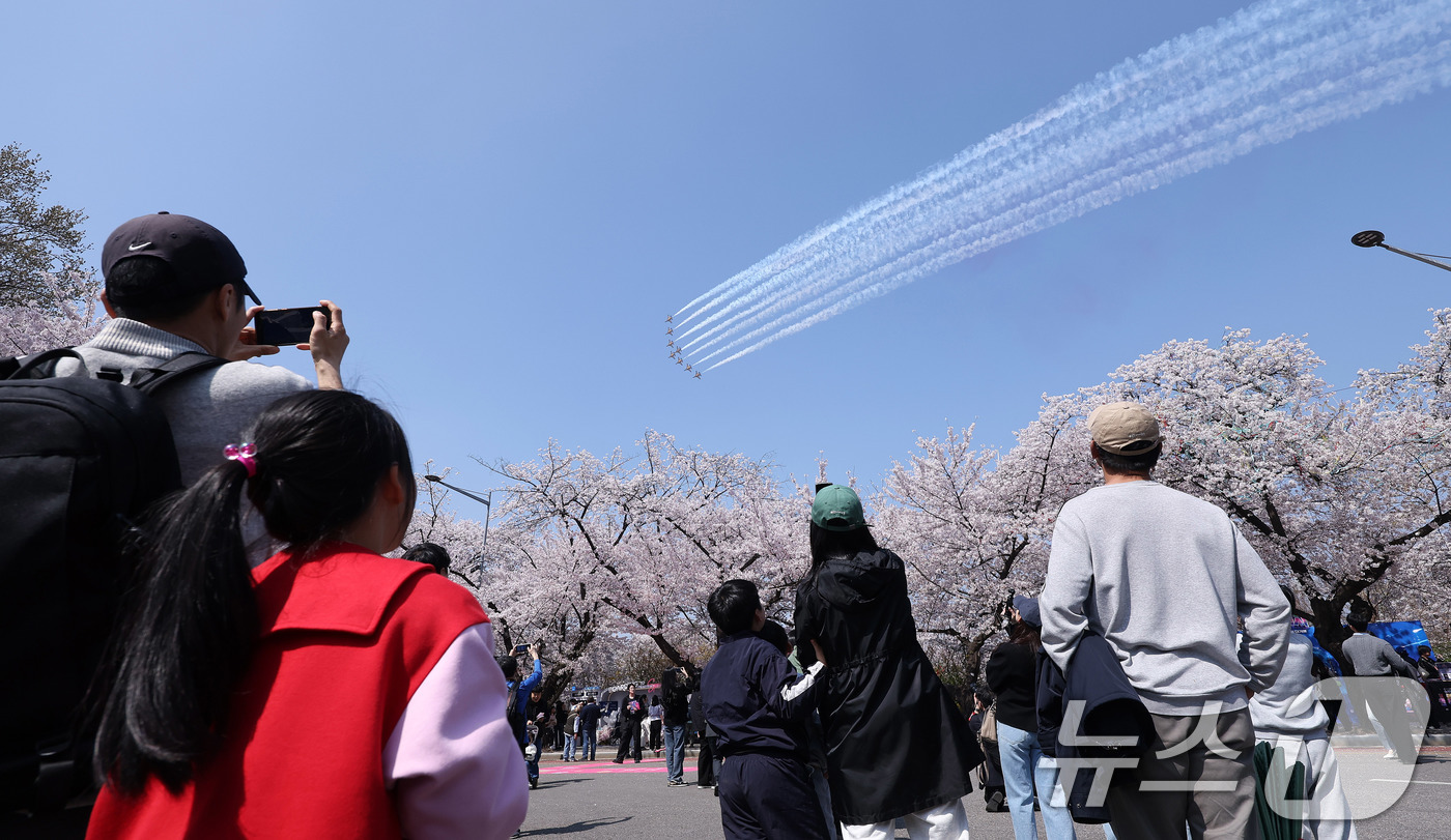 (서울=뉴스1) 박지혜 기자 = 5일 오후 서울 여의도 봄꽃축제 메인 행사장 상공에서 공군 특수 비행팀 ‘블랙이글스’가 축하 비행을 펼치고 있다. 2026.4.5/뉴스1