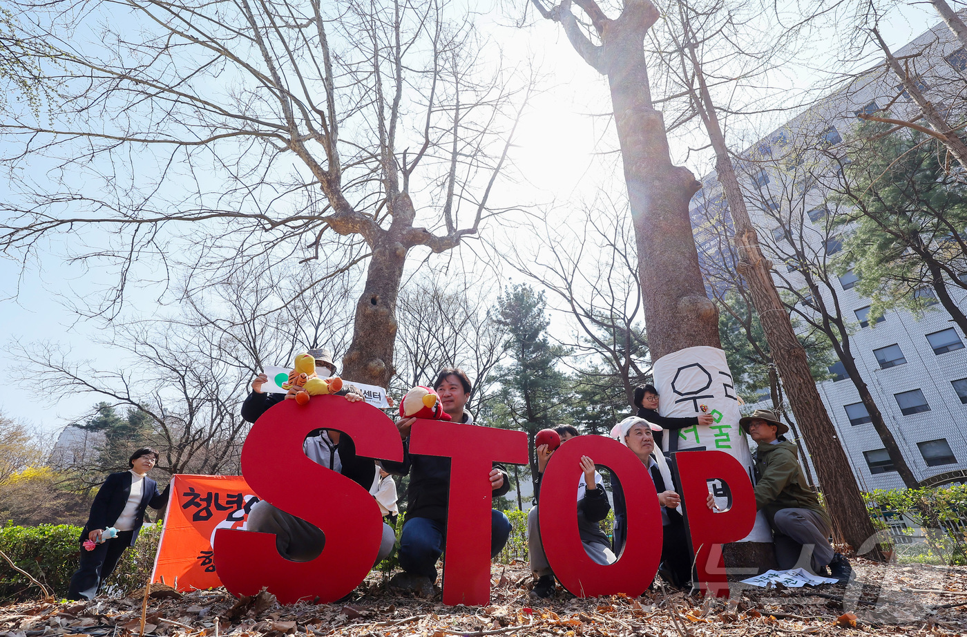 (서울=뉴스1) 김성진 기자 = 식목일을 맞은 5일 서울 종로구 경희궁 숭정문에서 환경보건시민센터와 서울환경연합 관계자들이 나무보호 캠페인 '나무야 나무야, 미안해'를 하고 있다. …