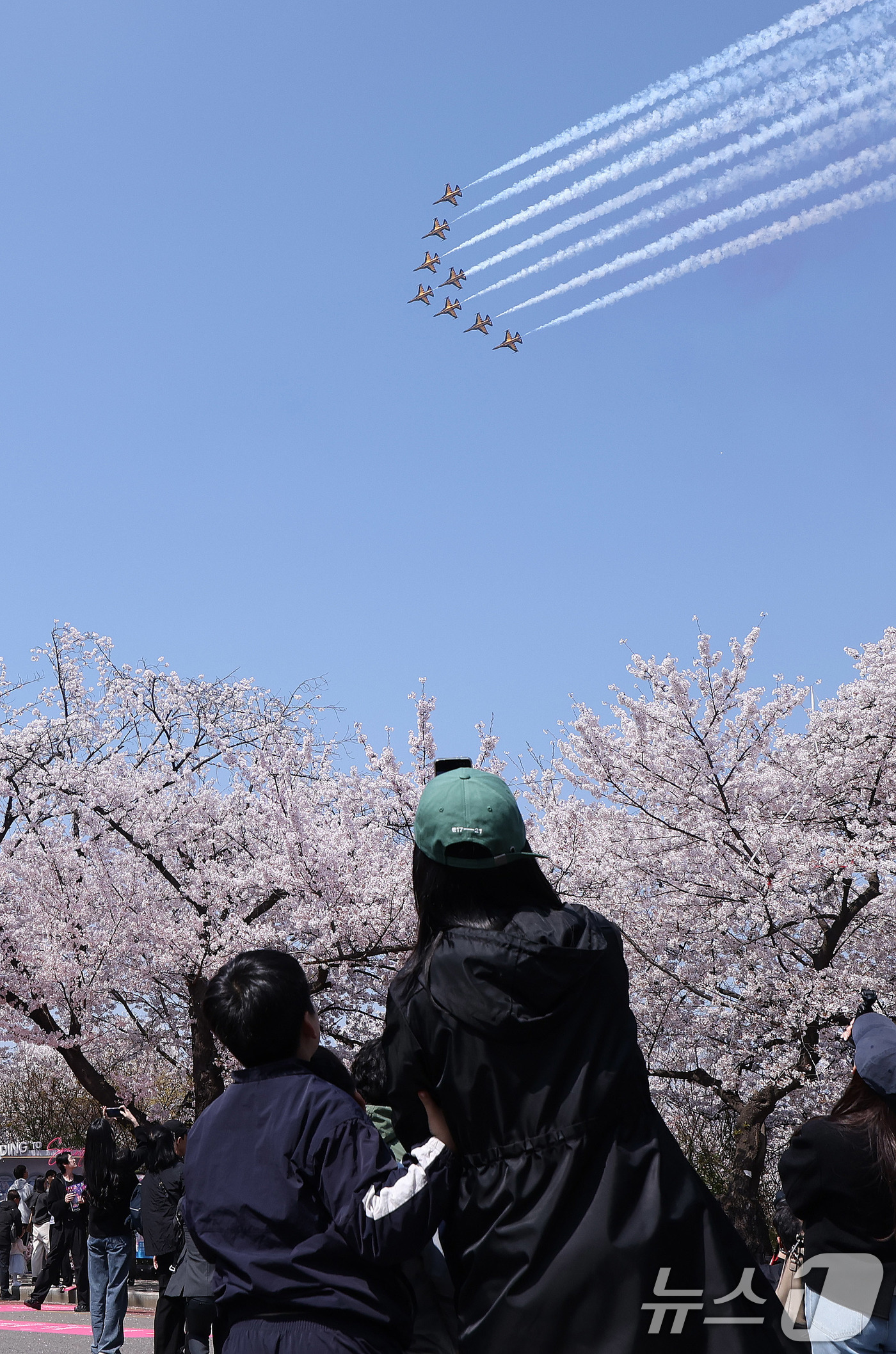 (서울=뉴스1) 박지혜 기자 = 5일 오후 서울 여의도 봄꽃축제 메인 행사장 상공에서 공군 특수 비행팀 ‘블랙이글스’가 축하 비행을 펼치고 있다. 2026.4.5/뉴스1