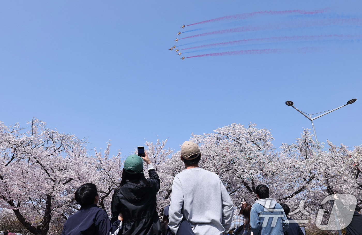 (서울=뉴스1) 박지혜 기자 = 5일 오후 서울 여의도 봄꽃축제 메인 행사장 상공에서 공군 특수 비행팀 ‘블랙이글스’가 축하 비행을 펼치고 있다. 2026.4.5/뉴스1
