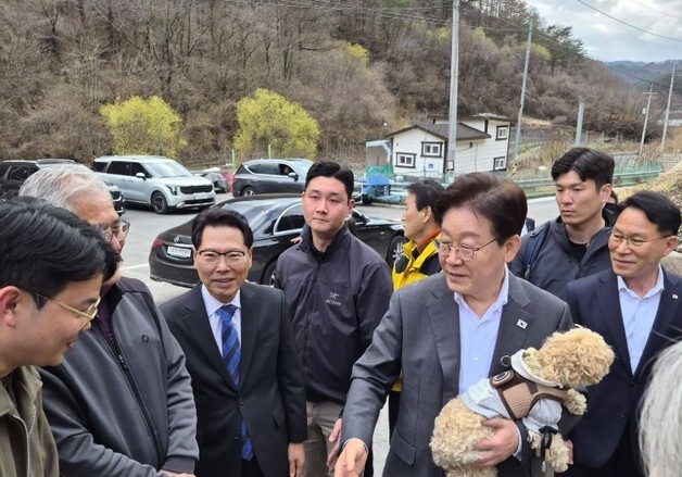 李대통령, 한식 앞 고향 안동 방문…성묘 뒤 찜닭골목 찾아