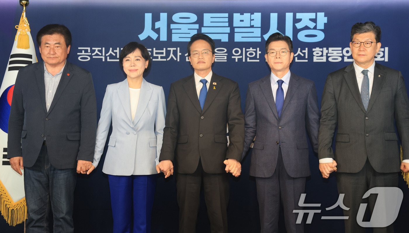 (서울=뉴스1) 이광호 기자 = 전현희, 박주민, 정원오 더불어민주당 서울시장 예비후보가 5일 오후 서울 영등포구 중앙당사에서 열린 서울특별시장 공직선거 후보자 선출을 위한 본경선 …