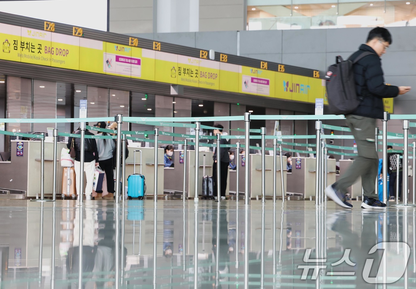 (서울=뉴스1) 조연우 인턴기자 = 5일 인천국제공항 항공사 카운터가 평소보다 한가한 모습을 보이고 있다. 중동 정세 악화로 국제유가가 오르며 유류할증료 인상이 아직 반영되지 않았 …