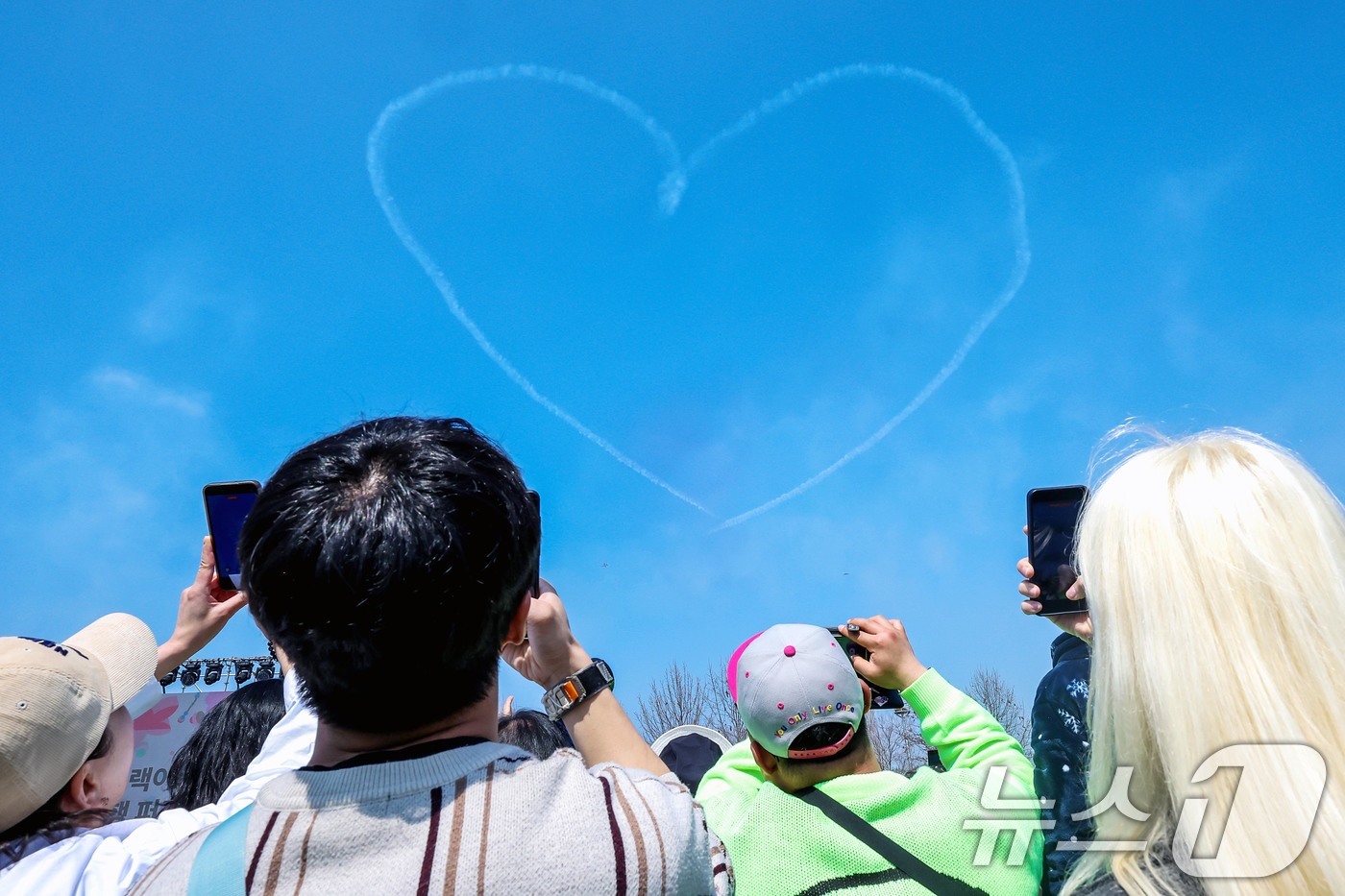 (서울=뉴스1) 조연우 인턴기자 = 5일 오후 서울 여의도 봄꽃축제에서 공군 비행팀 '블랙이글스'가 축하 비행을 하고 있다. 2026.4.5/뉴스1
