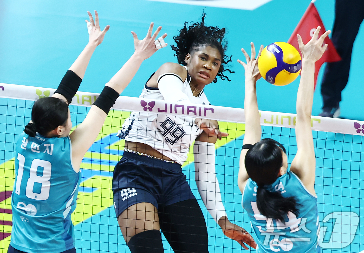 (서울=뉴스1) 김민지 기자 = 5일 오후 서울 중구 장충체육관에서 열린 2025-2026 진에어 V리그 여자부 챔피언결정전 3차전 GS칼텍스와 한국도로공사의 경기, 도로공사 모마 …