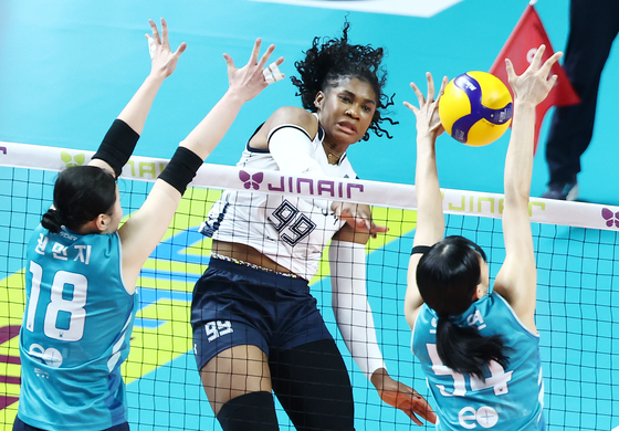 스파이크 하는 모마